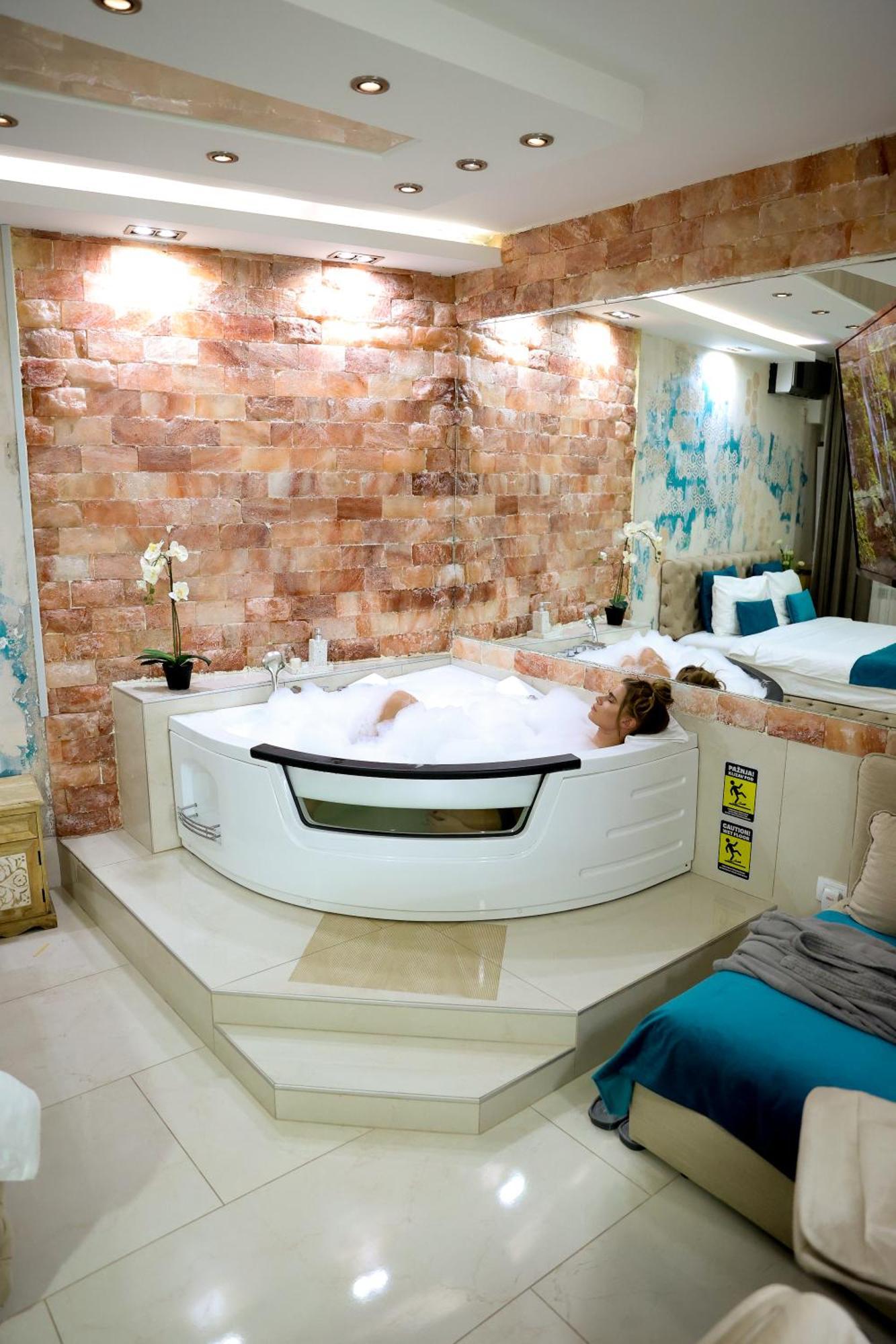 Design Apartment Premium Spa Lux 4 Star "Dubai" Completely Private Wellness & Spa Free Included Sauna & Jacuzzi & Salt Wall & Fire Place & 3D Ceilings & Business Wifi & Netflix & Keyless Code Entry & Full Smart App & Secure 2 Parking Place Ćuprija 外观 照片